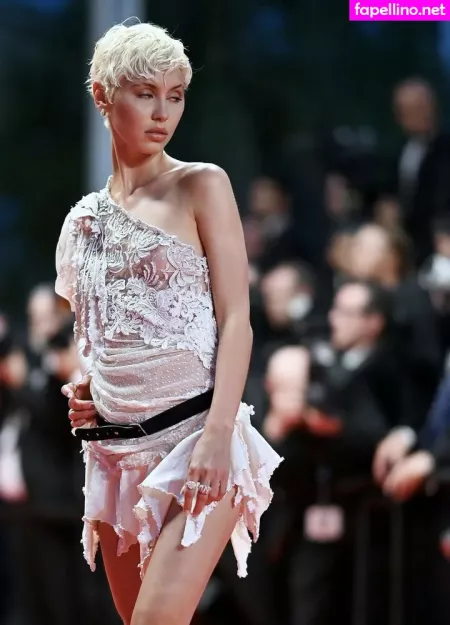 Iris Law OnlyFans Thumbnail #E3GiBFjOCo