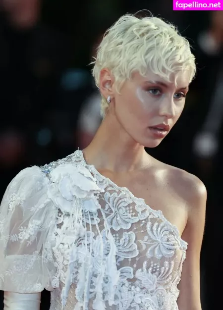 Iris Law OnlyFans Thumbnail #FsPvgdCvke