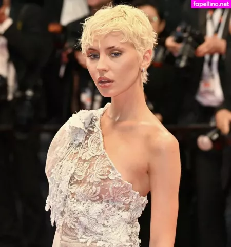 Iris Law OnlyFans Thumbnail #GmOVRbce0e