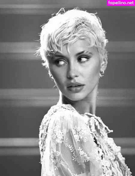 Iris Law OnlyFans Thumbnail #SWTlbh3Qas