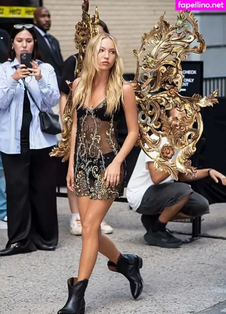 Iris Law OnlyFans Thumbnail #VfO6f1igY2