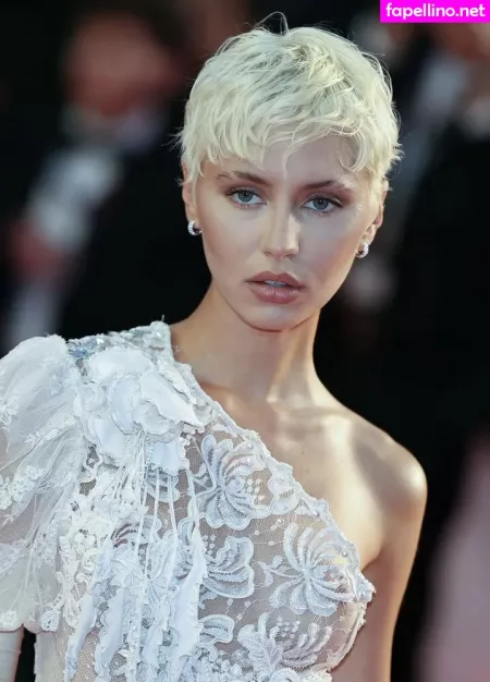 Iris Law OnlyFans Thumbnail #ZF8zmuKBYy