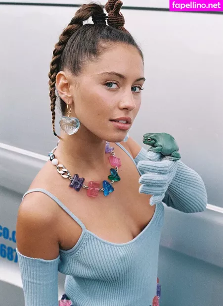 Iris Law OnlyFans Thumbnail #e5MMtgHBSI