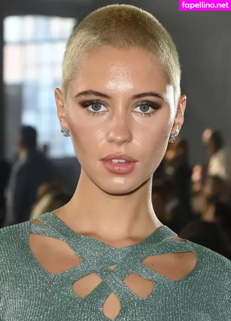 Iris Law OnlyFans Thumbnail #tIqkOEw6bm