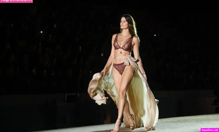 Isabeli Fontana OnlyFans Thumbnail #KDwtD0cqQR