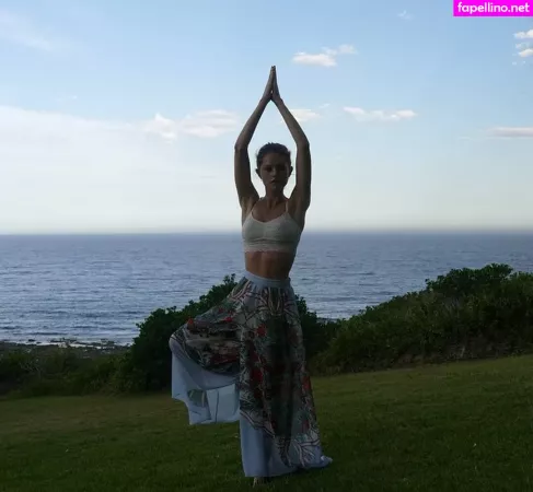 Isabelle Cornish OnlyFans Thumbnail #CxGUSLRVVz