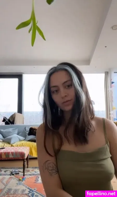 Jasmine Thompson photo