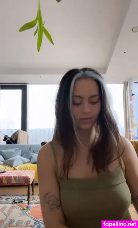 Jasmine Thompson photo