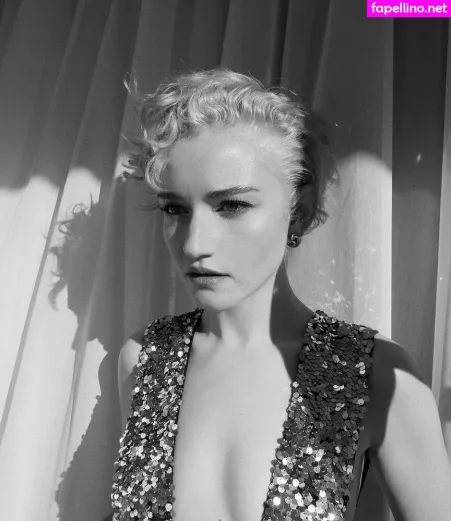 Julia Garner OnlyFans Thumbnail #8gf0hSTEdR