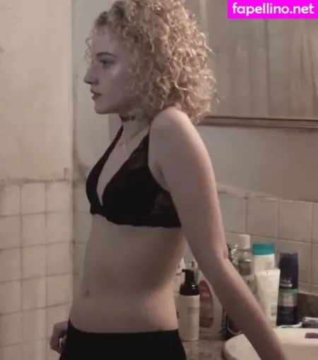 Julia Garner OnlyFans Thumbnail #AAWAzLJEgO