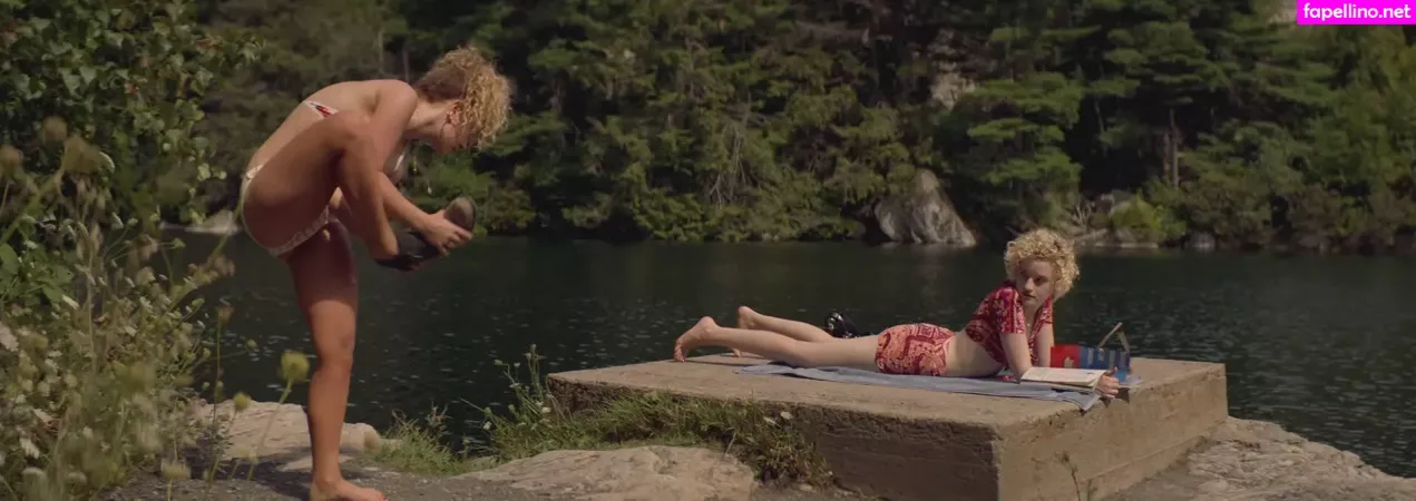 Julia Garner OnlyFans Thumbnail #G7CgPYXjf0