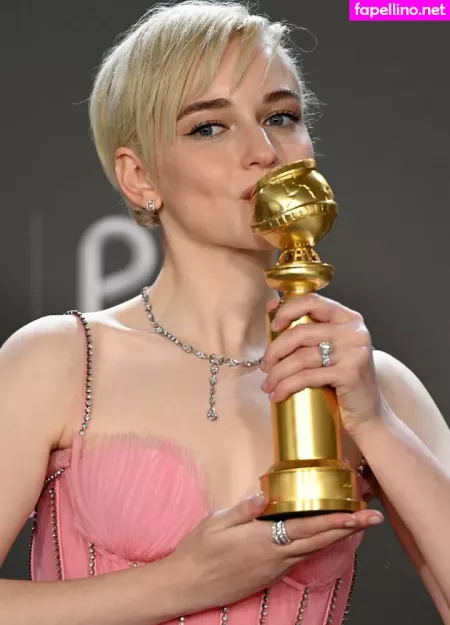 Julia Garner OnlyFans Thumbnail #mosBafwSaK