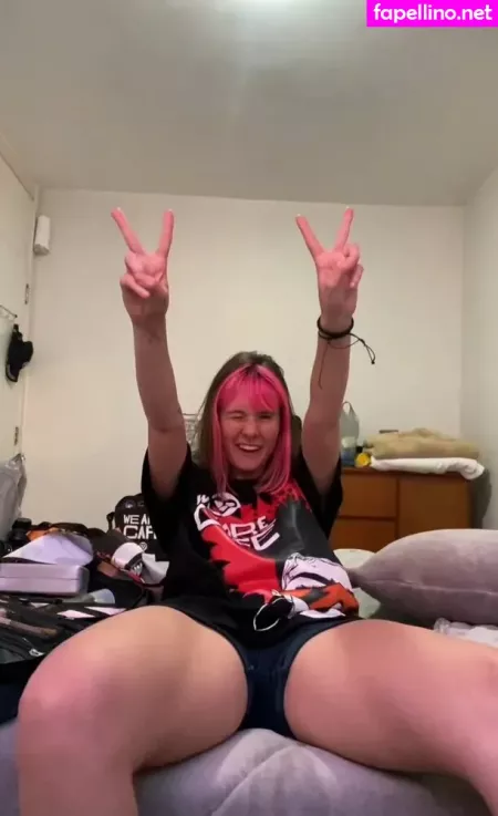 Julia K Barni OnlyFans Thumbnail #awJht7zZSe