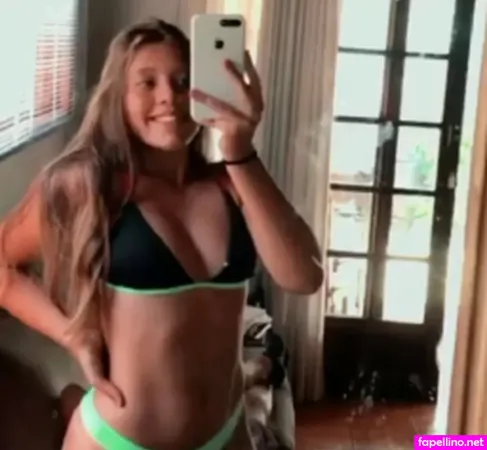 Julia Mello Main Profile Photo