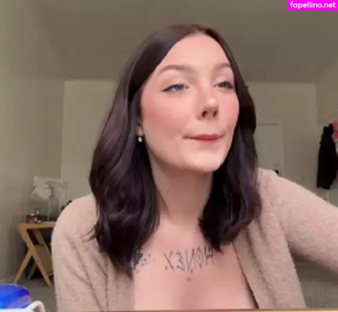 Julia Molligan OnlyFans Thumbnail #uMwZGOzwPZ