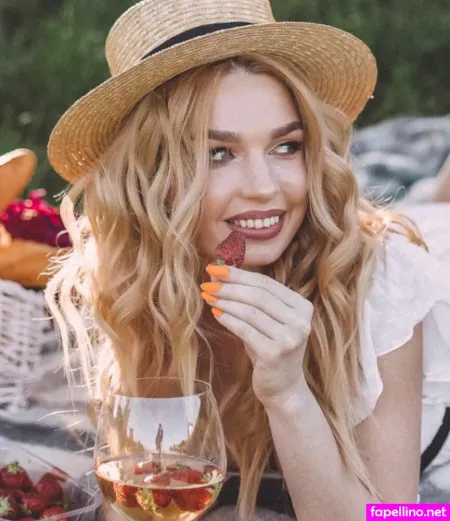 Julia Rebenok OnlyFans Thumbnail #RbMwYyIr7r