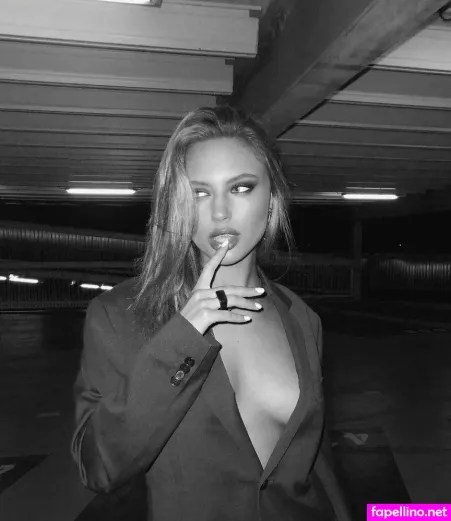 Julia Van Hest OnlyFans Thumbnail #MUT9hzpIok