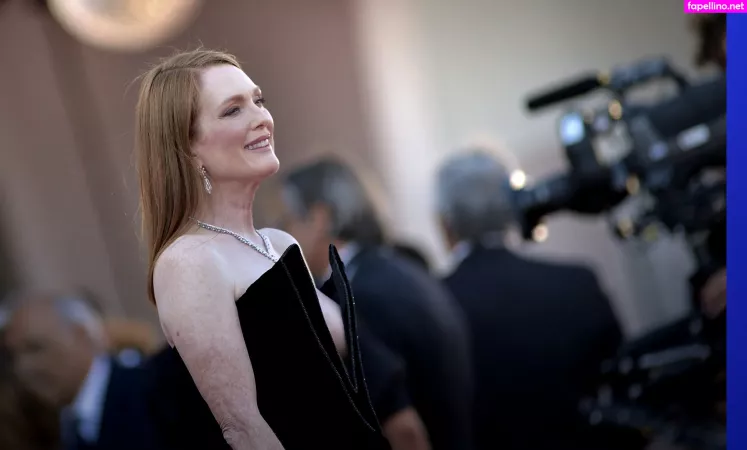 Julianne Moore OnlyFans Thumbnail #TUoDFrJG0h
