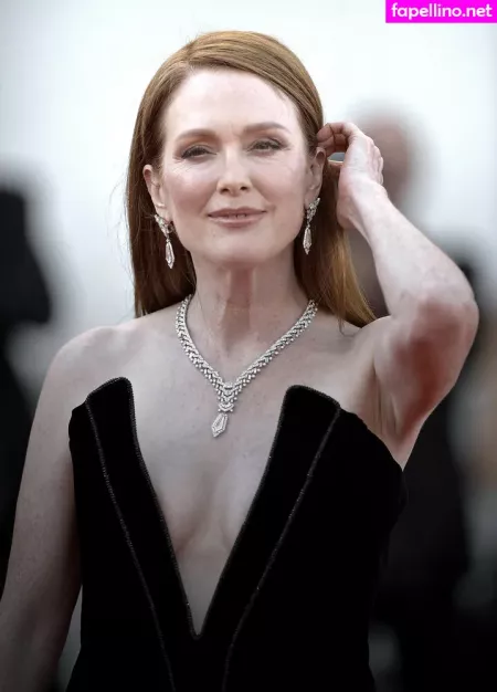 Julianne Moore OnlyFans Thumbnail #UACErmY7s8