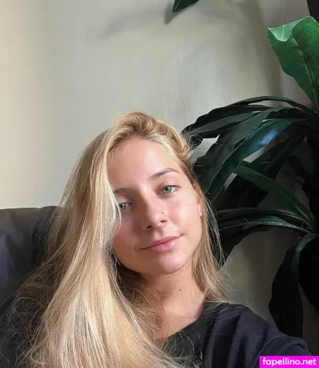 Julie Remoissenet OnlyFans Thumbnail #R8B69gsgf3