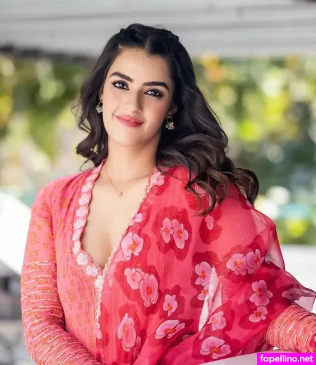 Kavya Thapar Main Profile Photo