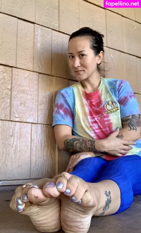 Kim Kisses Foot Goddess OnlyFans Thumbnail #EGTqomW7px