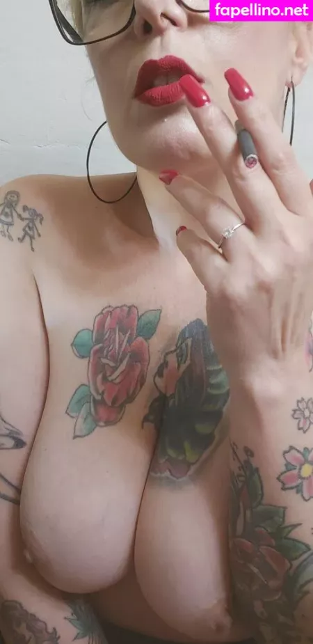 Lady Smoker Queen OnlyFans Thumbnail #CyhQkB5DG9