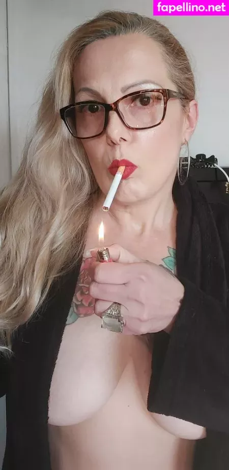 Lady Smoker Queen OnlyFans Thumbnail #mjncx7Tccr