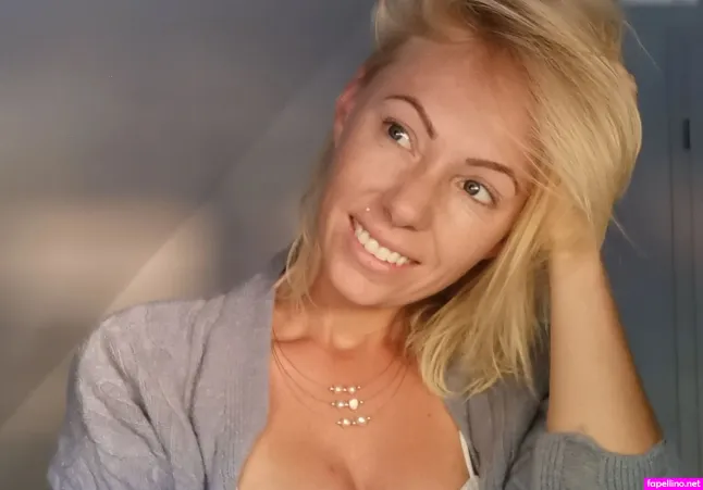 Lara Foxx OnlyFans Thumbnail #LWC2zixemk