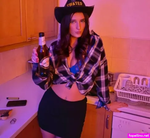 Lara Hopkins OnlyFans Thumbnail #Y9LKjafnfA