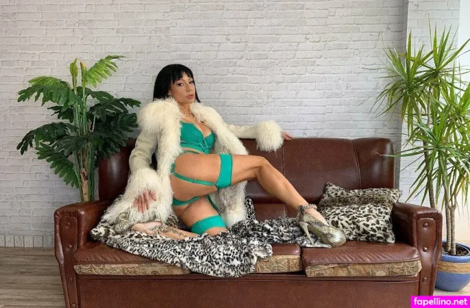 Laratinelli OnlyFans Thumbnail #GiCWSU97Kc