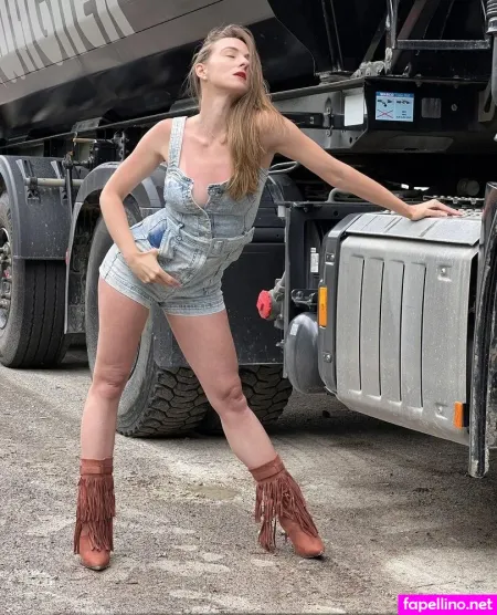 Larissa0297 OnlyFans Thumbnail #D7jLPG9iu2
