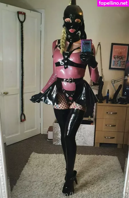 Latexloverlaura2 OnlyFans Thumbnail #b0rwUOscl2