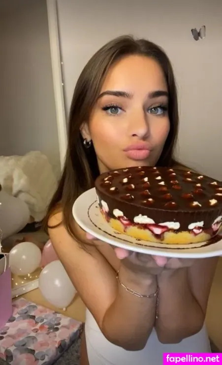 Laura Caneo 1 OnlyFans Thumbnail #2IHNLpX562