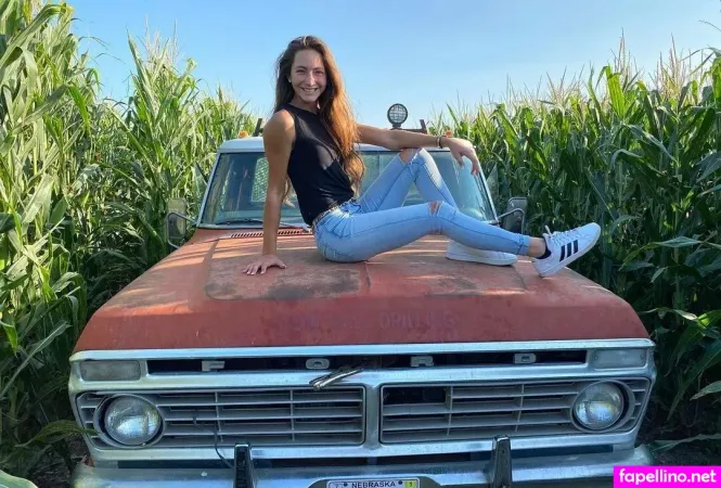 Laura Carlson Wilson OnlyFans Thumbnail #FgnXuZH71d