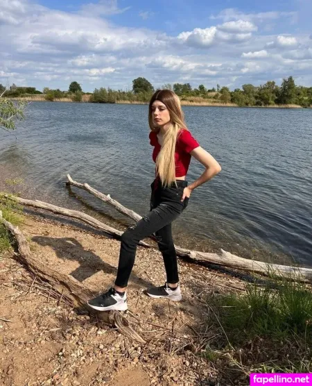 Laura World OnlyFans Thumbnail #7zRbkb9rkr