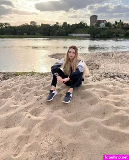 Laura World OnlyFans Thumbnail #NHayBUfoK0