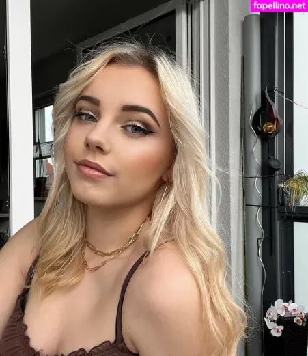 Laura OnlyFans Thumbnail #SxNqjzjM01