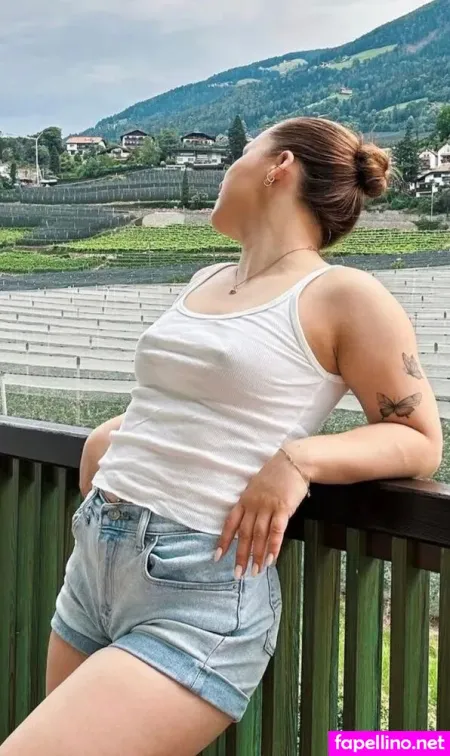 Laurassoberlife OnlyFans Thumbnail #AfuJXQx9EH
