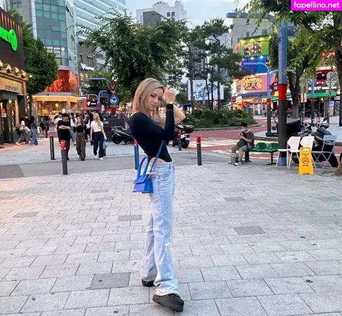 Laure Bv OnlyFans Thumbnail #Qjy2b8XJ97