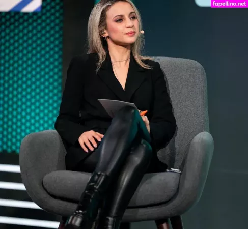 Laure Valee OnlyFans Thumbnail #YkOnsllQaf