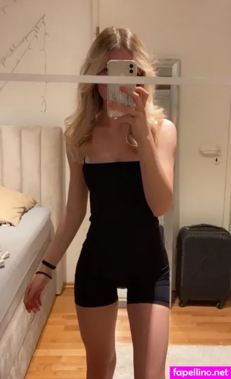 Lea Viktoria OnlyFans Thumbnail #9Lgx5djJzZ