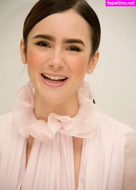 Lily Collins OnlyFans Thumbnail #E1ZyuxxDcP