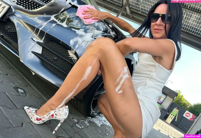 Linda Caprice OnlyFans Thumbnail #9rtVzIRh4Y