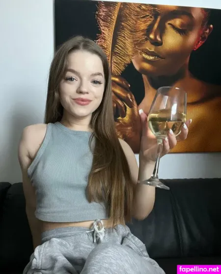 Littleteenvika OnlyFans Thumbnail #le7Eo2gYkf