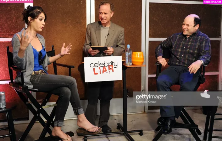 Lizzy Caplan OnlyFans Thumbnail #o0hHzaPEkS