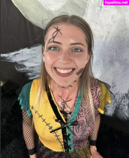 Lizzy Mcalpine OnlyFans Thumbnail #VYATYaBRkY