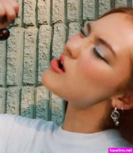 Lola Tung OnlyFans Thumbnail #D7dwP7wLV2