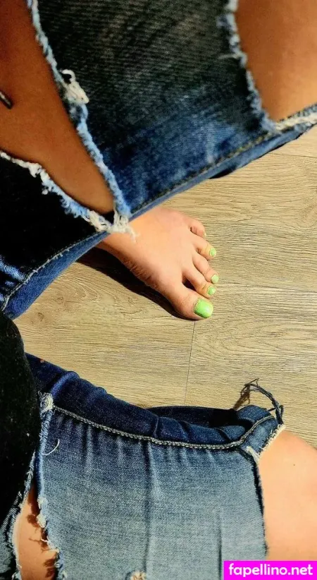 Luna Love Feet OnlyFans Thumbnail #5HJfUxX3Ho