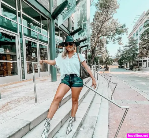 Lunden Roberts OnlyFans Thumbnail #bUpc7OJJWN